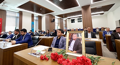 Kahramanmaraş'ta vefat eden meclis üyesinin yeri karanfillerle süslendi!