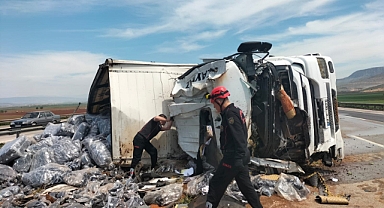 Pazarcık’ta devrilen tır yandı!