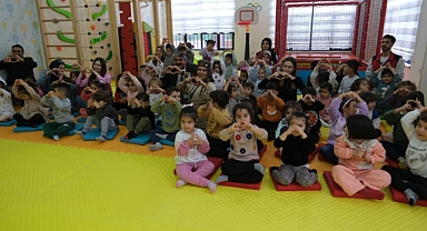 Şehit Hakan Akdere Gündüz Bakımevi’nin minikleri Türk Dünyası Masalları ile eğlendi