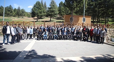 Yalnız Ardıç'ta Şiir Rüzgarı Esti: Öğrenciler Doğayla İç İçe Sanatla Buluştu