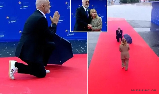 2 metrelik Başbakan diz çöktü! Dünya bu anı konuşuyor!
