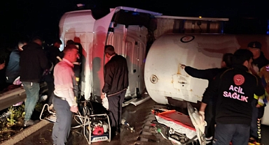 Kahramanmaraş-Gaziantep Otoyolunda TIR Devrildi: 3 Kişi Yaralandı