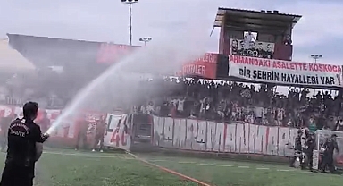 Kahramanmaraş'ta taraftar çıldırdı! İtfaiye hortumu tribüne çevirdi!