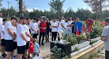 Kupa, Deprem Şehitlerinin Mezarı Başında! Kahramanmaraş’ta ağlatan vefa!
