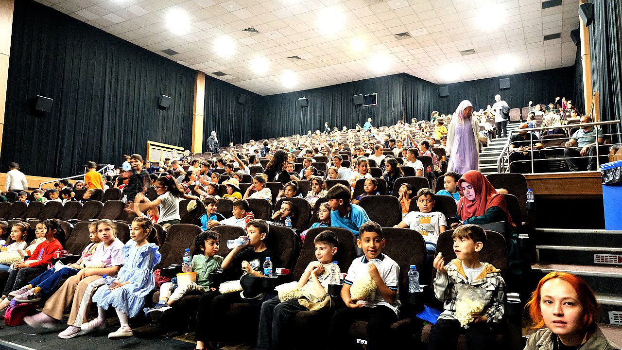 Onikişubat Belediyesi’nden 1500 öğrenciye sinema hediyesi!