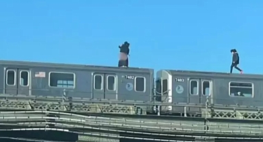 Hareket halindeki trenin üstünde ilişkiye girdiler!