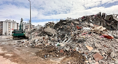 Kahramanmaraş’ta 26 ay sonra açılan deprem davasında şok detay! Fenni Mesul Fırıncı çıktı! Sahte evrakla onaylanan bina 4 can aldı