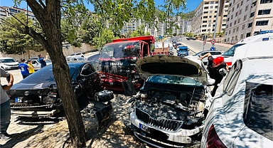 Kahramanmaraş'ta Freni Boşalan Kamyonet Dehşet Saçtı: 3 Kişi Yaralandı