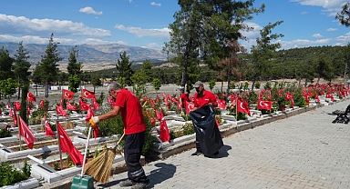 Kahramanmaraş’ta mezarlıklar bayrama hazırlanıyor!
