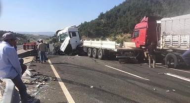 Kahramanmaraş’ta tırlar çarpıştı ortalık savaş alanına döndü!