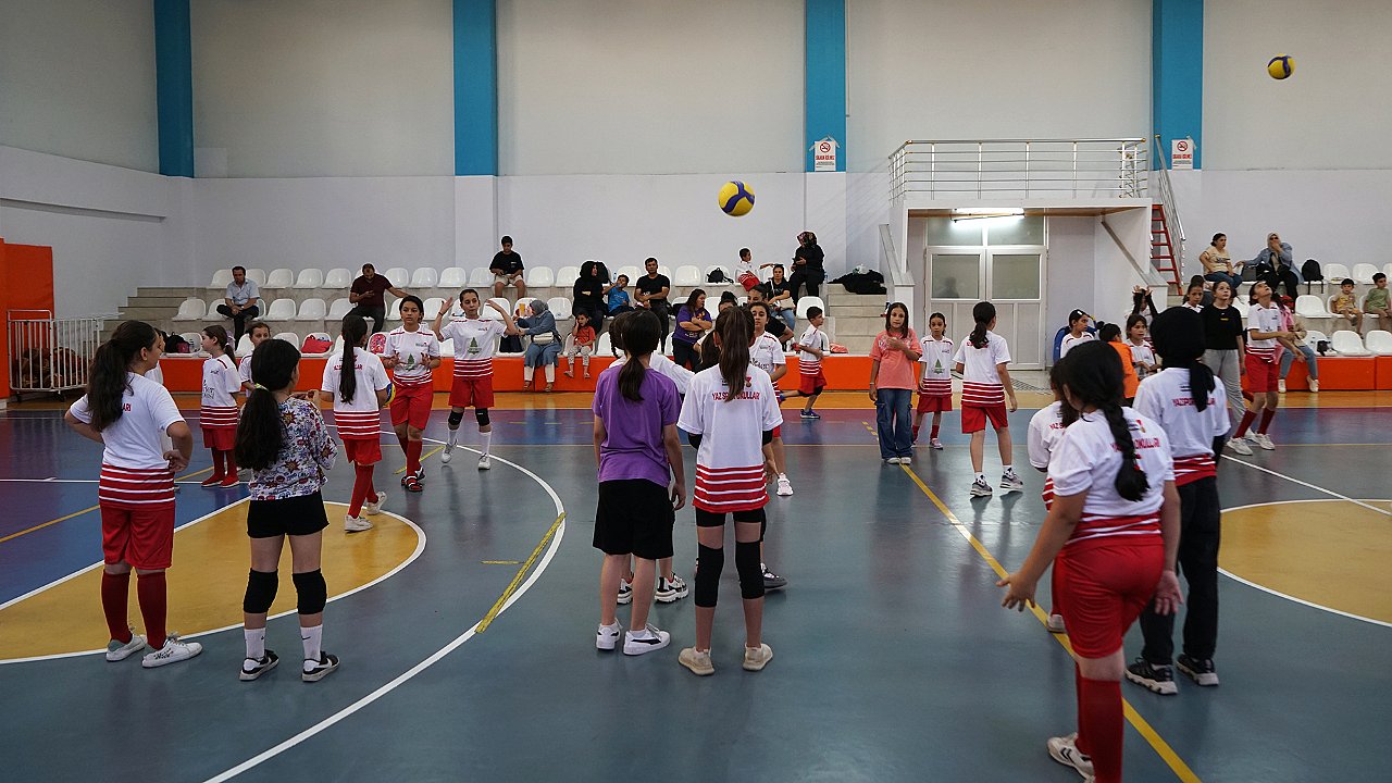Kahramanmaraş'ta 800 öğrenciye voleybol eğitimi!