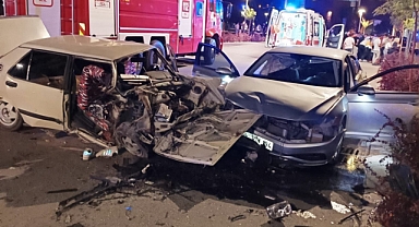 Kahramanmaraş'ta EXPO Alanında Feci Kaza: 2 Araç Çarpıştı, 3 Kişi Yaralandı