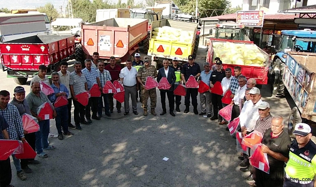 Kahramanmaraş’ta Traktör Güvenliği İçin Reflektör Dağıtıldı!