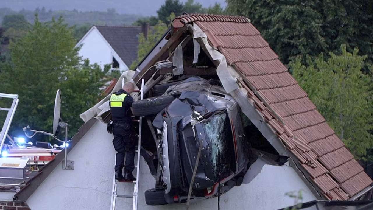 Uçan araba çatıya saplandı!