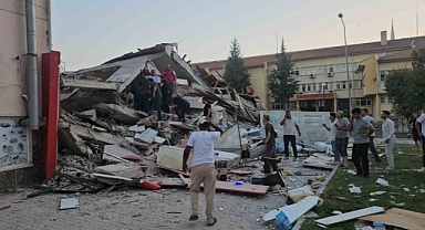 6.1'lik deprem sonrası Balıkesir'de yıkılan binalar var!