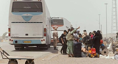 Afganları taşıyan otobüs kaza yaptı; 17'si çocuk 73 kişi öldü!