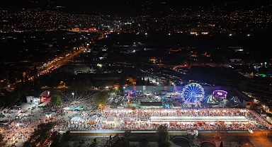 Ağustos Fuarı'nda Üçüncü Gün Coşkusu Sürüyor: Nostalji ve Eğlence Bir Arada