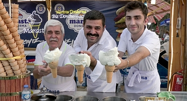 Kahramanmaraş’ta 3 kuşak dondurma ustaları, Ağustos Fuarı’nın ilgi odağı oldu