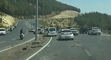 Kahramanmaraş'ta Feci Kaza: Direğe Çarpan Aracın Motoru Yola Fırladı!