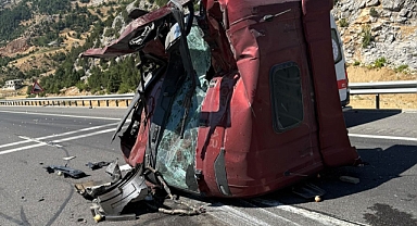 Kahramanmaraş’ta parçalanın tırın sürücüsü ağır yaralandı!
