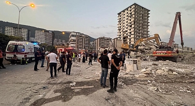 Kahramanmaraş'ta Yıkım Felaketi: Bina İş Makinesinin Üzerine Devrildi, Operatör Enkaz Altında Kaldı