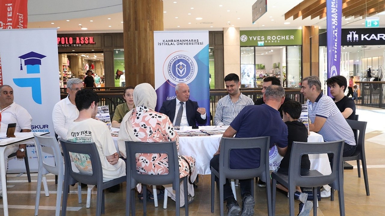 Rektör Bakan, Tercih Tanıtım Günleri’nde Gençlerle Birebir Görüştü