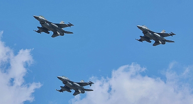 Savaşan Şahinler, Dünyanın En Büyük Türk Bayrağını gösteri uçuşuyla selamladı!