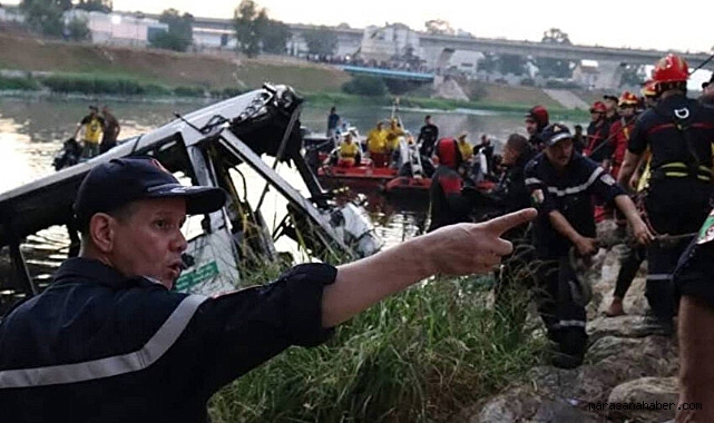 Yolcu otobüsü dereye düştü: 18 kişi boğuldu