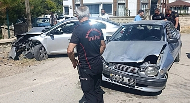 Afşin’de İki Otomobil Çarpıştı: 3 Yaralı