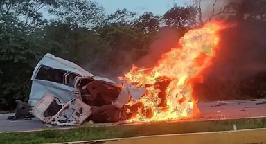 İşçileri taşıyan minibüs tırla çarpıştı: 15 ölü var