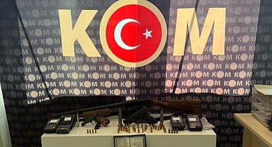 Kahramanmaraş’ta KOM Ekiplerinden Kaçakçılık ve Tefecilik Operasyonları: Çok Sayıda Suç Unsuru Ele Geçirildi