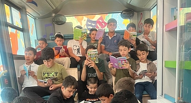 Mobil Çocuk Kütüphanesi ile Çocuklar Yaz Tatilini Renklendirdi!