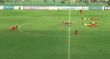 Tüm futbolcular yere yattı! Yeşil sahalarda panik anları!