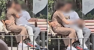 Türbe yanında uygunsuz görüntü! Kalabalığa aldırış etmeden devam ettiler