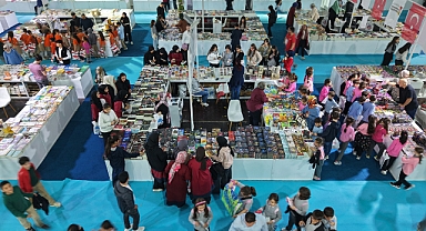 10. Uluslararası Kitap Fuarı, İlk Gününde 20 Bin Ziyaretçiyi Ağırladı