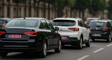 Avrupa’da araç plakaları pembe renge boyanacak!