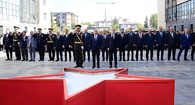 Kahramanmaraş'ta Cumhuriyet Bayramı Kutlamaları, Atatürk Anıtı’na Çelenk Sunumu İle Başladı