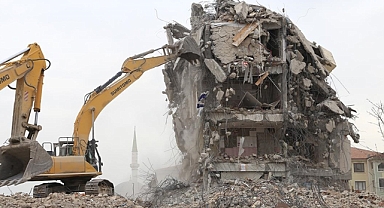 Kahramanmaraş’ta hasarlı binaların yıkımında sona yaklaşıldı!