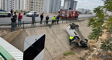 Kahramanmaraş’ta Korku Dolu Anlar: Hafif Ticari Araç Su Kanalına Uçtu!