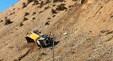 Kahramanmaraş'ta Korkutan Kaza: Kamyon Çöken Yoldan Şarampole Uçtu!