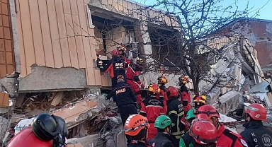 Kocaeli Gebze’de Bina Çöktü: Enkaz Altında Vatandaşlar Var! Kurtarma Çalışmaları Sürüyor