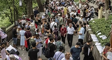 Yüzlerce bekar parkta toplanıp ilanla eş arıyor!