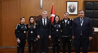 Başkan Görgel, Avrupa’ya Damga Vuran Büyükşehir’in Kadın Goalball Takımını Ağırladı!