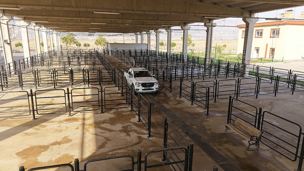 Büyükşehir’den Canlı Hayvan Pazarı’nda Halk Sağlığı İçin Kapsamlı Çalışma!