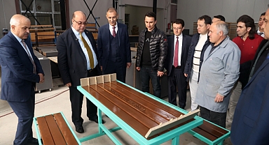 Dulkadiroğlu'nda Eğitim ve Üretim İş Birliği: Bank ve Masalar Artık Öğrenci Ellerinden Çıkıyor