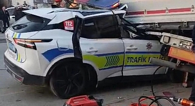 Ekip otosu tıra çarptı: 1 polis şehit oldu, 1 polis ağır yaralandı!