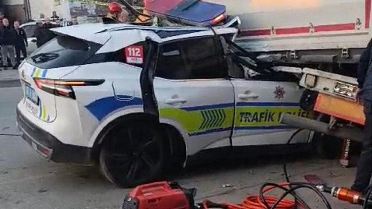 Ekip otosu tıra çarptı: 1 polis şehit oldu, 1 polis ağır yaralandı!