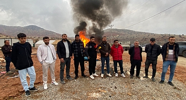 Kahramanmaraş'ta paraları ödenmeyen taşeronlar ateş yakıp alacaklarını beklemeye başladı!