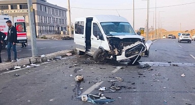Şırnak’ta minibüs ve hafif ticari araç çarpıştı: 19 yaralı