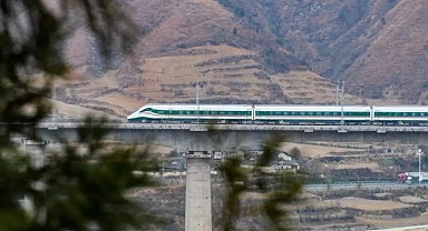 Test treni işçilere çarptı: 11 ölü